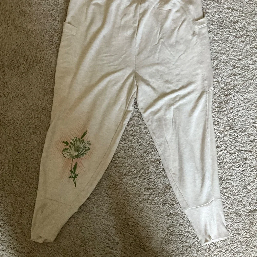 ANTHROPOLOGIE DAILY PRACTICE RELAXED JOGGER. SIZE: S. IVORY. - Picture 7 of 10